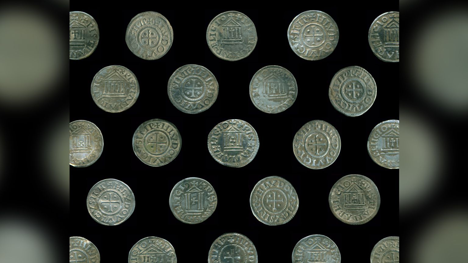 Detektoristé našli vzácný soubor karolinských stříbrných mincí, zřejmě z vikinského výkupného
